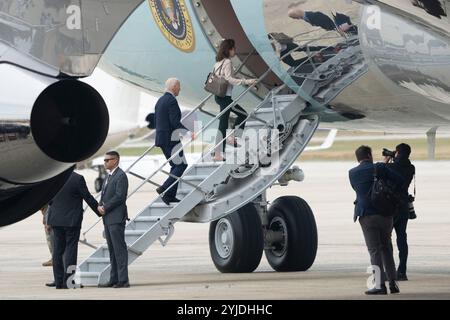 Joint Base Airforce, Usa. November 2024. US-Präsident Joe Biden ist Mitglied der Air Force One auf der Joint Base Andrews in Maryland, wo er am 14. November 2024 zum Jahrestreffen der asiatisch-pazifischen Wirtschaftszusammenarbeit in Peru und zum G20-Gipfel in Brasilien aufbrach. Foto: Chris Kleponis/UPI Credit: UPI/Alamy Live News Stockfoto
