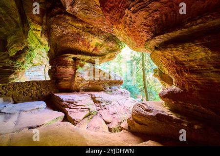 Eingang der Sandstone-Höhle in Hocking Hills Blick auf Augenhöhe Stockfoto