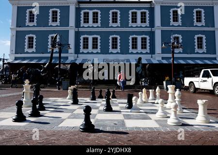 Übergroßes Schach, das auf der Straße in Kapstadt Victoria und Albert Waterfront Südafrika spielt Stockfoto