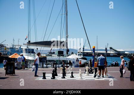 Übergroßes Schach, das auf der Straße in Kapstadt Victoria und Albert Waterfront Südafrika spielt Stockfoto