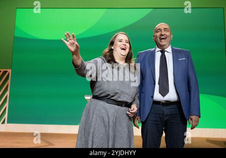 Wiesbaden, Deutschland. November 2024. Ricarda lang und Omid Nouripour, Bundesvorsitzender BÜNDNIS 90/DIE GRÜNEN, besuchen den Tagungsort vor der 50. Ordentlichen Bundesdelegiertenkonferenz. Quelle: Boris Roessler/dpa/Alamy Live News Stockfoto