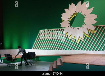 Wiesbaden, Deutschland. November 2024. Vor der 50. Ordentlichen Bundesdelegiertenkonferenz stellt ein Mitarbeiter den Vorsitz ein. Quelle: Boris Roessler/dpa/Alamy Live News Stockfoto