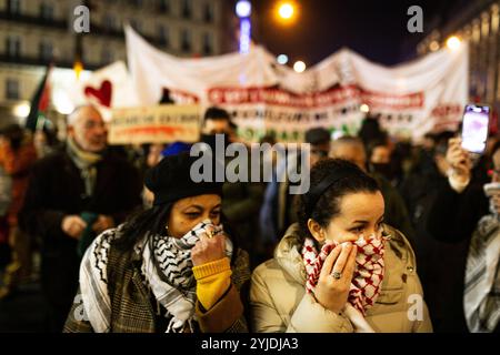 Zwei Frauen bedecken ihre Gesichter mit ihren Keffiyeh-Tüchern, nachdem die Polizei Tränengas während der pro-palästinensischen Demonstration gegen die Organisation der pro-israelischen Gala "Israel ist für immer" in Paris abfeuerte. Tausende von Menschen demonstrierten in Paris gegen die Gala, die von der extremen Rechten zur Unterstützung Israels organisiert wurde: „Israel ist für immer“. Die Kundgebung wurde von linken Parteien und Gewerkschaften, linksgerichteten jüdischen Bewegungen und pro-palästinensischen Gruppen organisiert. Bezalel Smotrich, der israelische Finanzminister, bekannt für seine extremen Positionen in Gaza, der teilnehmen sollte Stockfoto