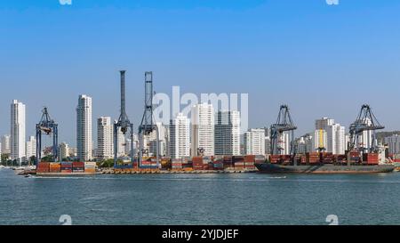 Cartagena, Kolumbien - 24. Januar 2024: Containerschiff im Containerterminal von Cartagena Stockfoto