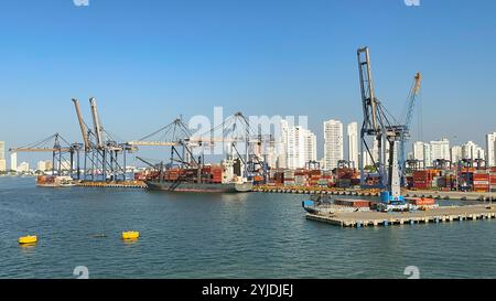 Cartagena, Kolumbien - 24. Januar 2024: Panoramablick auf das Containerterminal im Hafen von Cartagena Stockfoto