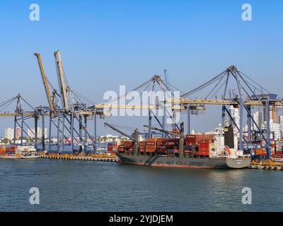 Cartagena, Kolumbien - 24. Januar 2024: Containerschiff im Containerterminal von Cartagena Stockfoto