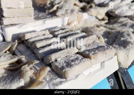 Bacalhau gesalzener Kabeljau zum Verkauf an einem Marktstand in Foz, Nordspanien Stockfoto