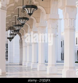 Schneeweiße Marmorsäulen mit gewölbtem Eingang Gruppe traditionelles arabisches Design im Präsidentenpalast Qasr Al Watan, dem Palast der Nation, VAE. Stockfoto