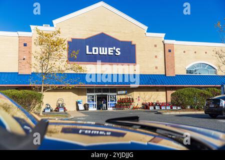 BOZEMAN, MT - 12. November 2024: Eintritt zu Lowe's A Home Improvement Center Stockfoto