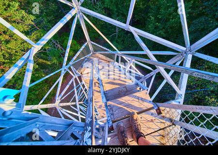 Waldabenteuer Ash Cave Fire Tower Hocking Hills Aerial Mit Blick Nach Unten Stockfoto