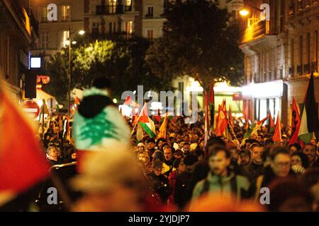 Riesige Menschenmenge, die sich während der pro-palästinensischen Demonstration gegen die Organisation der pro-israelischen Gala "Israel ist für immer" in Paris auf den Straßen von Paris versammelte. Tausende von Menschen demonstrierten in Paris gegen die Gala, die von der extremen Rechten zur Unterstützung Israels organisiert wurde: „Israel ist für immer“. Die Kundgebung wurde von linken Parteien und Gewerkschaften, linksgerichteten jüdischen Bewegungen und pro-palästinensischen Gruppen organisiert. Bezalel Smotrich, der israelische Finanzminister, bekannt für seine extremen Positionen im Gazastreifen, der an der Veranstaltung teilnehmen sollte, hat am Ende Hi abgesagt Stockfoto