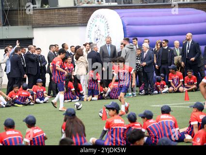 CUENCA XXIX IBEROAMERICAN SUMMIT FUSSBALLSCHULE Cuenca, Ecuador 14. November 2024 heute Morgen im La Gloria Sports Complex außerhalb der Stadt Cuenca fand die Einweihung der JBG Junta de Beneficiencia de Guayaquil Fußballschule in Cuenca statt, der König von Spanien Felipe VI. Zusammen mit dem Bürgermeister Cristhian Zamora, Juan Javier Cordobez und der Präsident von Atletico de Madrid Enrique Cerezo waren Zeugen einer großen Anzahl von Kindern und Jugendlichen, die in der Fußballschule Foto Boris Romoleroux API SOI CUENCA XXIXCUMBREIBEROAMERICANA ESCUELAFUTBOL 0ff1c9d79b95a714af6e9ae2769fd sein werden Stockfoto