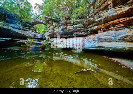 Stone Bridge Über Den Ruhigen Pond Hocking Hills Mit Blick Auf Die Augenhöhe Stockfoto