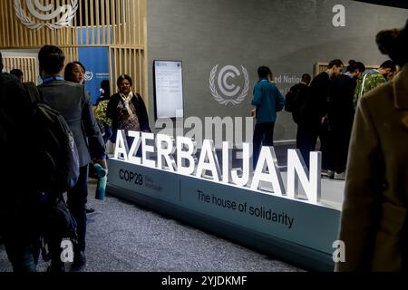 Baku, Aserbaidschan. November 2024. Die Teilnehmer besuchen den aserbaidschanischen Pavillon während der Klimakonferenz der Vereinten Nationen COP29, einer Veranstaltung des Rahmenübereinkommens der Vereinten Nationen über Klimaänderungen (UNFCCC) im Olympiastadion von Baku. Die COP29, die ab November 11-22 läuft, konzentriert sich auf CO2-Märkte sowie auf die Finanzierung von Nachhaltigkeit und Klimaschutz. Quelle: SOPA Images Limited/Alamy Live News Stockfoto