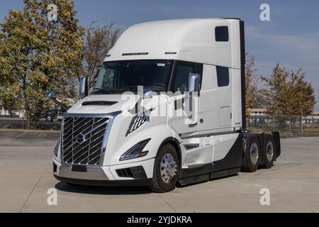 Indianapolis - 30. Oktober 2024: Volvo VNL 860 Langstrecken- und Sleeper Semi Truck. Volvo bietet den VNL860 mit D13TC-, D13-, D11- oder Cummins X15-Motoren an. Stockfoto