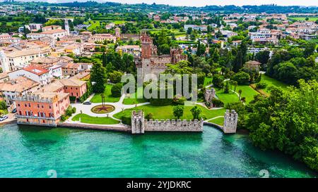 LAZISE, ITALIEN – 21. AUGUST 2024: Castello di Lazise, eine mittelalterliche Festung mit Blick auf den Gardasee, mit ihren imposanten Mauern und Türmen, steht als Symbol Stockfoto