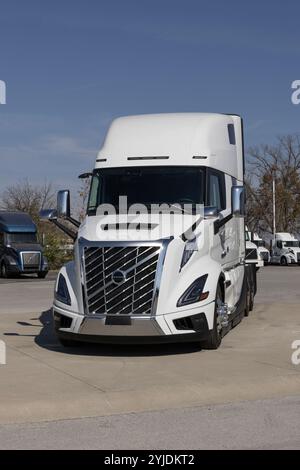 Indianapolis - 30. Oktober 2024: Volvo VNL 860 Langstrecken- und Sleeper Semi Truck. Volvo bietet den VNL860 mit D13TC-, D13-, D11- oder Cummins X15-Motoren an. Stockfoto