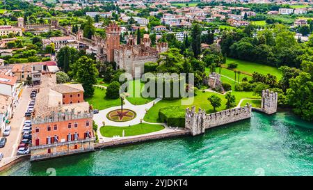 LAZISE, ITALIEN – 21. AUGUST 2024: Castello di Lazise, eine mittelalterliche Festung mit Blick auf den Gardasee, mit ihren imposanten Mauern und Türmen, steht als Symbol Stockfoto