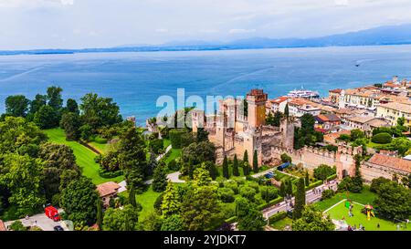 LAZISE, ITALIEN – 21. AUGUST 2024: Castello di Lazise, eine mittelalterliche Festung mit Blick auf den Gardasee, mit ihren imposanten Mauern und Türmen, steht als Symbol Stockfoto