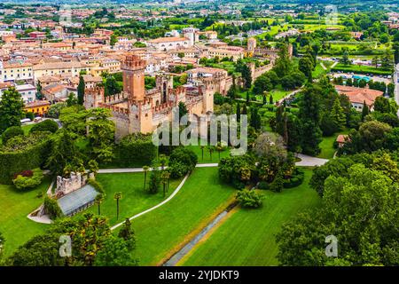 LAZISE, ITALIEN – 21. AUGUST 2024: Castello di Lazise, eine mittelalterliche Festung mit Blick auf den Gardasee, mit ihren imposanten Mauern und Türmen, steht als Symbol Stockfoto