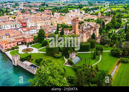 LAZISE, ITALIEN – 21. AUGUST 2024: Castello di Lazise, eine mittelalterliche Festung mit Blick auf den Gardasee, mit ihren imposanten Mauern und Türmen, steht als Symbol Stockfoto