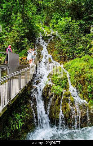 CASCATE DEL VARONE, ITALIEN – 21. AUGUST 2024: Die spektakulären Varone-Wasserfälle in der Nähe von Riva del Garda stürzen in eine üppige Schlucht und bieten Stockfoto