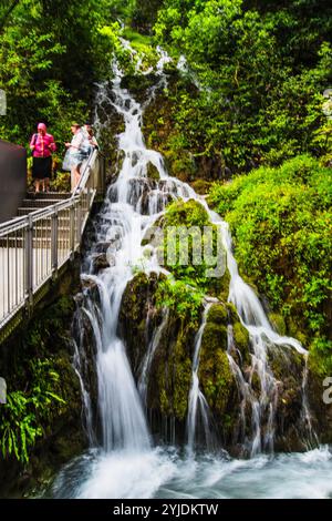 CASCATE DEL VARONE, ITALIEN – 21. AUGUST 2024: Die spektakulären Varone-Wasserfälle in der Nähe von Riva del Garda stürzen in eine üppige Schlucht und bieten Stockfoto