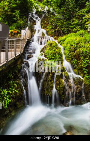 CASCATE DEL VARONE, ITALIEN – 21. AUGUST 2024: Die spektakulären Varone-Wasserfälle in der Nähe von Riva del Garda stürzen in eine üppige Schlucht und bieten Stockfoto