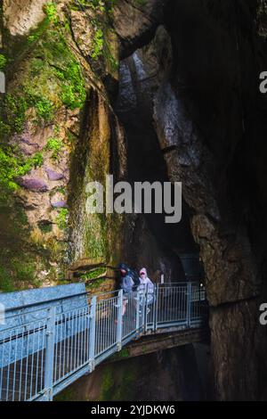 CASCATE DEL VARONE, ITALIEN – 21. AUGUST 2024: Die spektakulären Varone-Wasserfälle in der Nähe von Riva del Garda stürzen in eine üppige Schlucht und bieten Stockfoto