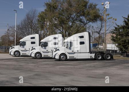 Indianapolis - 30. Oktober 2024: Volvo VNL 760 Langstrecken- und Sleeper Semi Truck. Volvo bietet den VNL760 mit D13TC-, D13-, D11- oder Cummins X15-Motoren an. Stockfoto