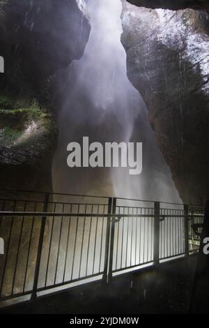 CASCATE DEL VARONE, ITALIEN – 21. AUGUST 2024: Die spektakulären Varone-Wasserfälle in der Nähe von Riva del Garda stürzen in eine üppige Schlucht und bieten Stockfoto