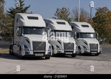 Indianapolis - 30. Oktober 2024: Volvo VNL 760 Langstrecken- und Sleeper Semi Truck. Volvo bietet den VNL760 mit D13TC-, D13-, D11- oder Cummins X15-Motoren an. Stockfoto