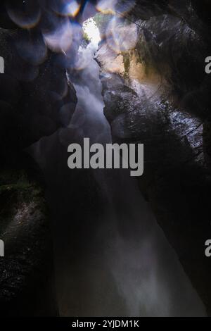 CASCATE DEL VARONE, ITALIEN – 21. AUGUST 2024: Die spektakulären Varone-Wasserfälle in der Nähe von Riva del Garda stürzen in eine üppige Schlucht und bieten Stockfoto