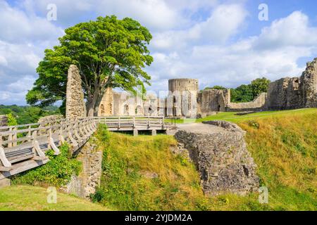 Barnard Castle Inner Ward mit den Ruinen der Mauern und dem runden Turm der mittelalterlichen Burg im Barnard Castle County Durham Teesdale England Großbritannien GB Europa Stockfoto