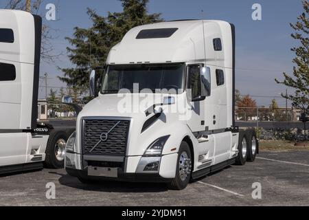 Indianapolis - 30. Oktober 2024: Volvo VNL 760 Langstrecken- und Sleeper Semi Truck. Volvo bietet den VNL760 mit D13TC-, D13-, D11- oder Cummins X15-Motoren an. Stockfoto