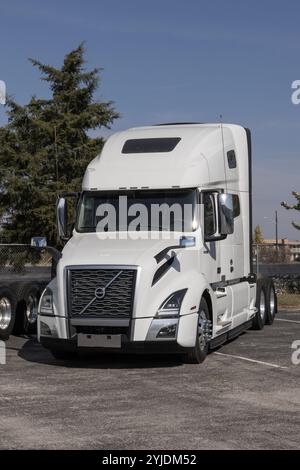 Indianapolis - 30. Oktober 2024: Volvo VNL 760 Langstrecken- und Sleeper Semi Truck. Volvo bietet den VNL760 mit D13TC-, D13-, D11- oder Cummins X15-Motoren an. Stockfoto