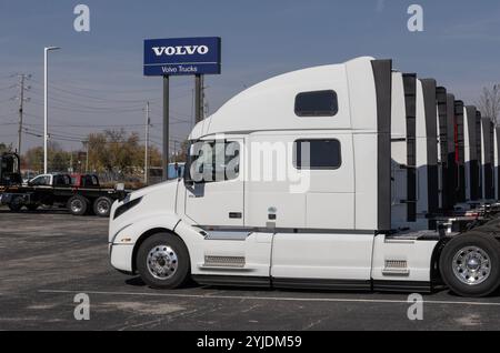 Indianapolis - 30. Oktober 2024: Volvo VNL 860 Langstrecken- und Sleeper Semi Truck. Volvo bietet den VNL860 mit D13TC-, D13-, D11- oder Cummins X15-Motoren an. Stockfoto