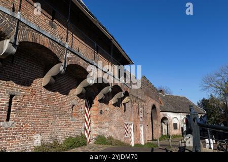 Rückansicht des mittelalterlichen Tors Koppelpoort in der Stadt Amersfoort in der Provinz Utrecht, Niederlande. Sonniger Tag mit blauem Himmel. Kopierbereich Stockfoto