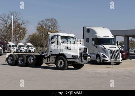 Indianapolis - 30. Oktober 2024: Volvo VNL 860 Langstrecken- und VHD-Nutzfahrzeuge. Volvo bietet eine große Auswahl an kommerziellen und großen Lkw. Stockfoto