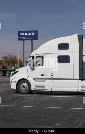 Indianapolis - 30. Oktober 2024: Volvo VNL 860 Langstrecken- und Sleeper Semi Truck. Volvo bietet den VNL860 mit D13TC-, D13-, D11- oder Cummins X15-Motoren an. Stockfoto