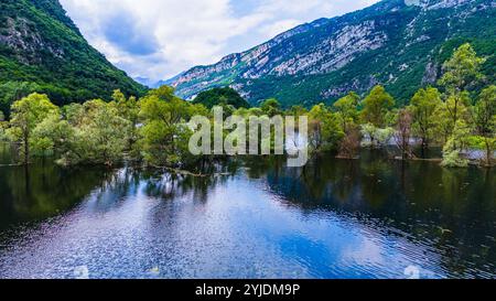 MORI, ITALIEN – 21. AUGUST 2024: Das ruhige Wasser des Loppio-Sees, eingebettet zwischen den Hügeln, spiegelt die umliegende Landschaft wider und schafft eine friedliche und Stockfoto