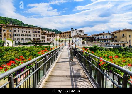 ROVERETO, ITALIEN – 21. AUGUST 2024: Die Etsch fließt ruhig durch die Stadt Rovereto mit ihren malerischen Ufern, die von üppigem Grün umgeben sind Stockfoto