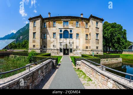 TRIENT, ITALIEN – 26. AUGUST 2024: Der Palazzo delle Albere, ein Palast aus der Renaissance in Trient, ist bekannt für seine historische Architektur und seine wunderschöne Landschaft Stockfoto