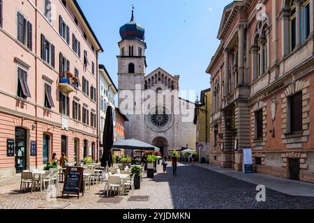 TRIENT, ITALIEN – 26. AUGUST 2024: Die Kathedrale von San Vigil in Trient, ein beeindruckendes Beispiel romanischer und gotischer Architektur, ist dem gewidmet Stockfoto