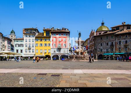 TRIENT, ITALIEN – 26. AUGUST 2024: Piazza Duomo in Trient, ein historischer Platz mit eleganten Gebäuden, mit dem Neptunbrunnen und der Kathedrale Stockfoto