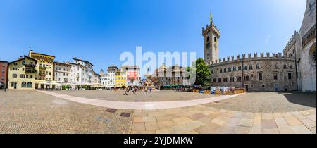 TRIENT, ITALIEN – 26. AUGUST 2024: Piazza Duomo in Trient, ein historischer Platz mit eleganten Gebäuden, mit dem Neptunbrunnen und der Kathedrale Stockfoto