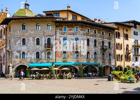 TRIENT, ITALIEN – 26. AUGUST 2024: Piazza Duomo in Trient, ein historischer Platz mit eleganten Gebäuden, mit dem Neptunbrunnen und der Kathedrale Stockfoto