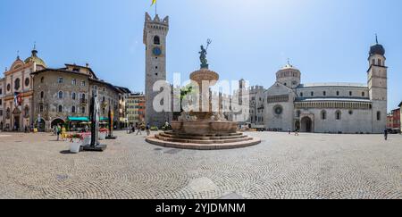 TRIENT, ITALIEN – 26. AUGUST 2024: Piazza Duomo in Trient, ein historischer Platz mit eleganten Gebäuden, mit dem Neptunbrunnen und der Kathedrale Stockfoto