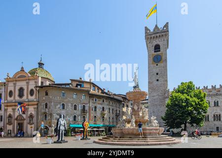 TRIENT, ITALIEN – 26. AUGUST 2024: Piazza Duomo in Trient, ein historischer Platz mit eleganten Gebäuden, mit dem Neptunbrunnen und der Kathedrale Stockfoto