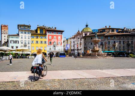 TRIENT, ITALIEN – 26. AUGUST 2024: Piazza Duomo in Trient, ein historischer Platz mit eleganten Gebäuden, mit dem Neptunbrunnen und der Kathedrale Stockfoto